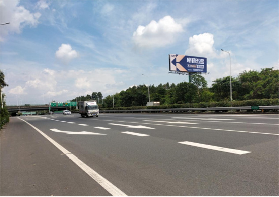庫勒五金高炮廣告橫掃高速公路，強(qiáng)化品牌安全耐用新形象