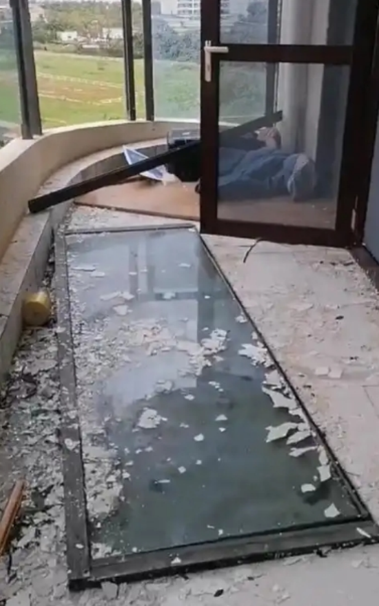封陽臺門窗翻車實錄：暴雨天發現膠縫在跳